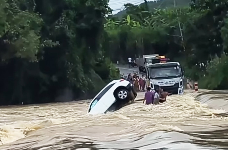 Vượt cầu tràn, xe Mercedes ở Khánh Hoà bị nước lũ cuốn trôi - Ảnh 1.