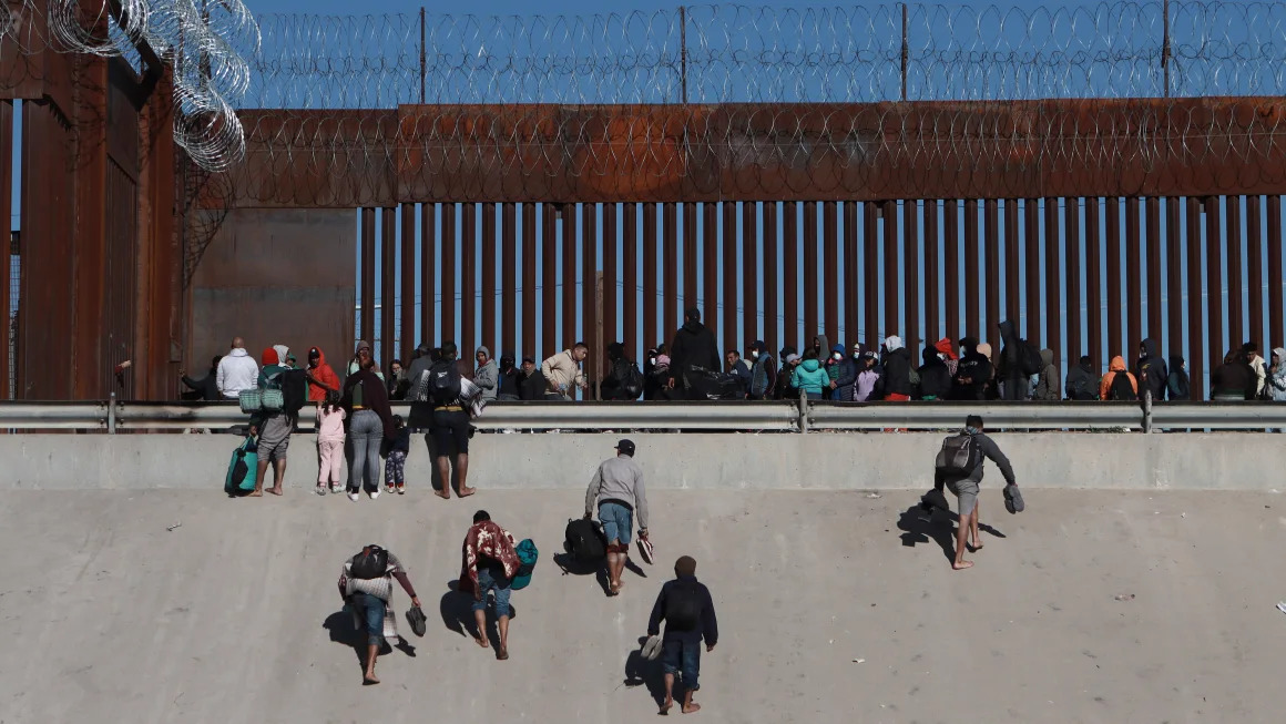 Trump lên kế hoạch trục xuất người nhập cư lớn nhất lịch sử nước Mỹ nếu tái đắc cử - Ảnh 2.