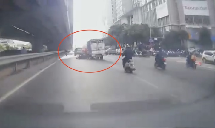 Truy tìm tài xế ô tô cố tình tông ngã xe máy rồi bỏ chạy - Ảnh 2.