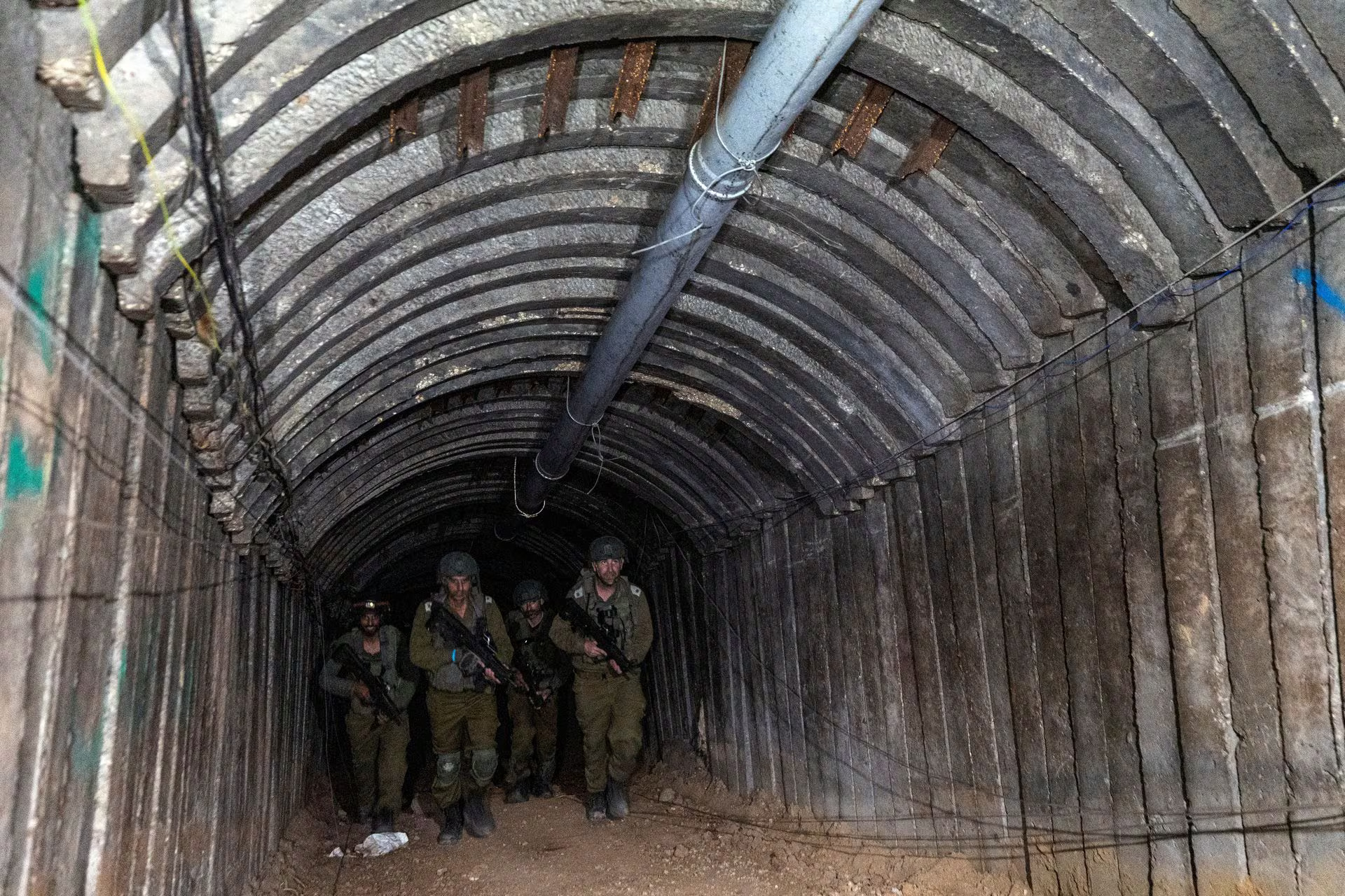 Israel phát hiện đường hầm lớn nhất từ trước đến nay của Hamas gần biên giới Gaza - Ảnh 2.