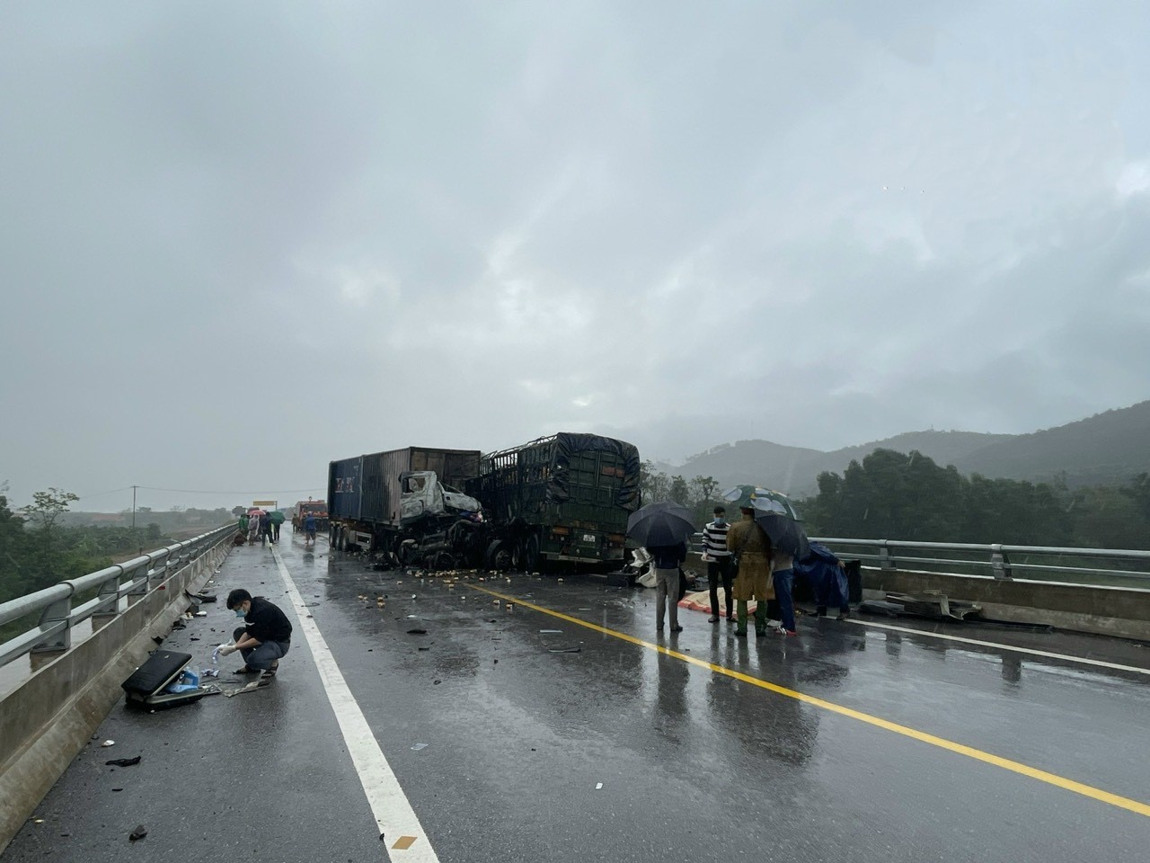 Hiện trường vụ tai nạn làm một người chết, hai người bị thương trên cao tốc ở Huế - Ảnh 7.