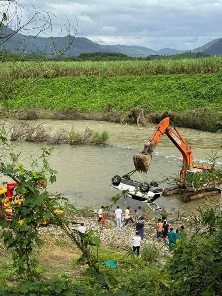 Trục với xe Mercedes ở Khánh Hoà bị lũ cuốn trôi - Ảnh 1.