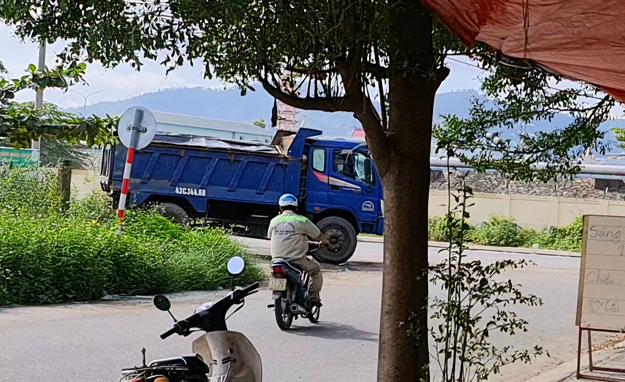 Phớt lờ biển báo, xe tải ồ ạt chạy vào đường cấm ở Đà Nẵng - Ảnh 3.