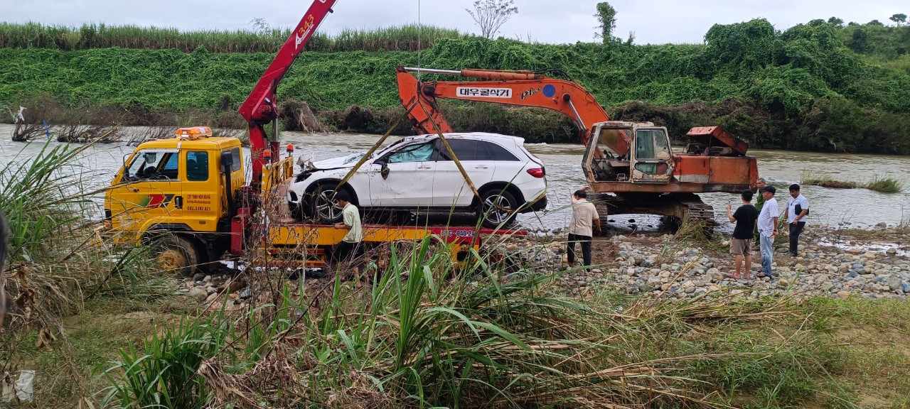 Trục với xe Mercedes ở Khánh Hoà bị lũ cuốn trôi - Ảnh 3.
