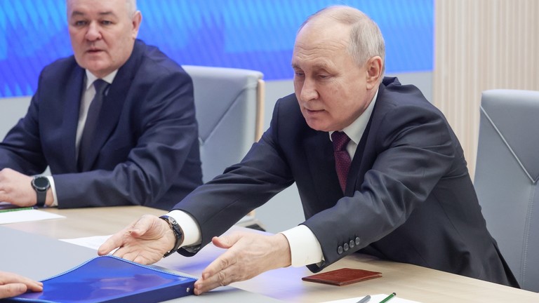 Ông Putin chính thức nộp đơn tranh cử Tổng thống Nga năm 2024 - Ảnh 1.