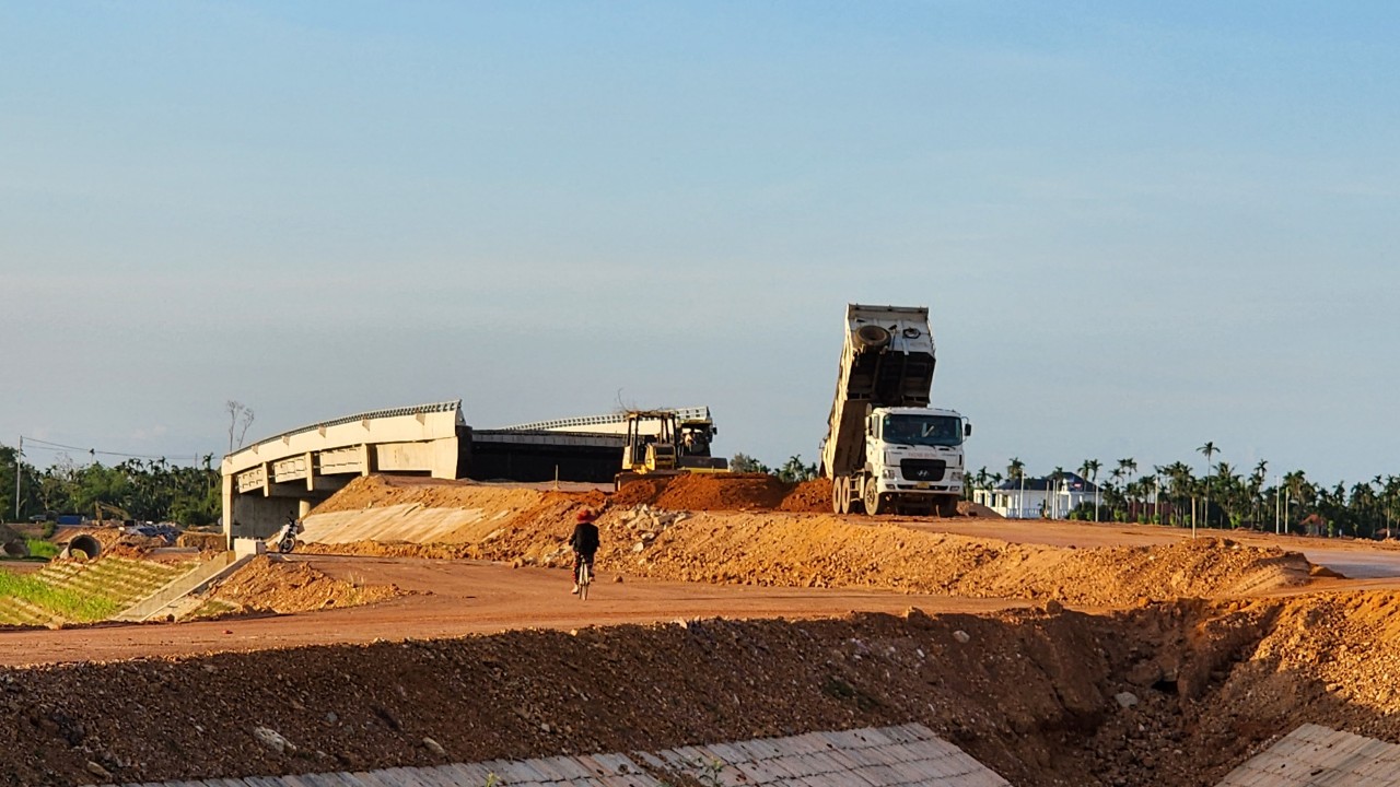 Quảng Ngãi: Mỏ vật liệu chỉ định cho dự án cao tốc nhưng chủ mỏ bán ra ngoài - Ảnh 3.