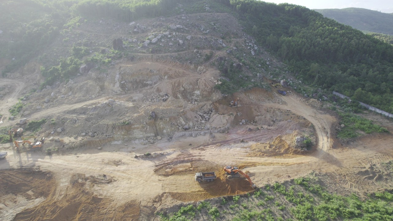 Quảng Ngãi: Mỏ vật liệu chỉ định cho dự án cao tốc nhưng chủ mỏ bán ra ngoài - Ảnh 1.