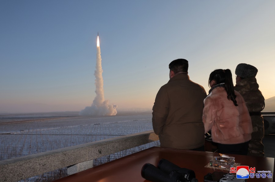 Hình ảnh ông Kim Jong Un cùng con gái theo dõi buổi phóng tên lửa Triều Tiên - Ảnh 2.
