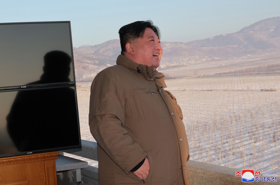 Hình ảnh ông Kim Jong Un cùng con gái theo dõi buổi phóng tên lửa Triều Tiên - Ảnh 7.