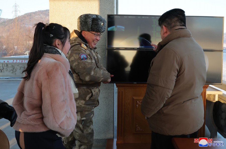 Hình ảnh ông Kim Jong Un cùng con gái theo dõi buổi phóng tên lửa Triều Tiên - Ảnh 8.