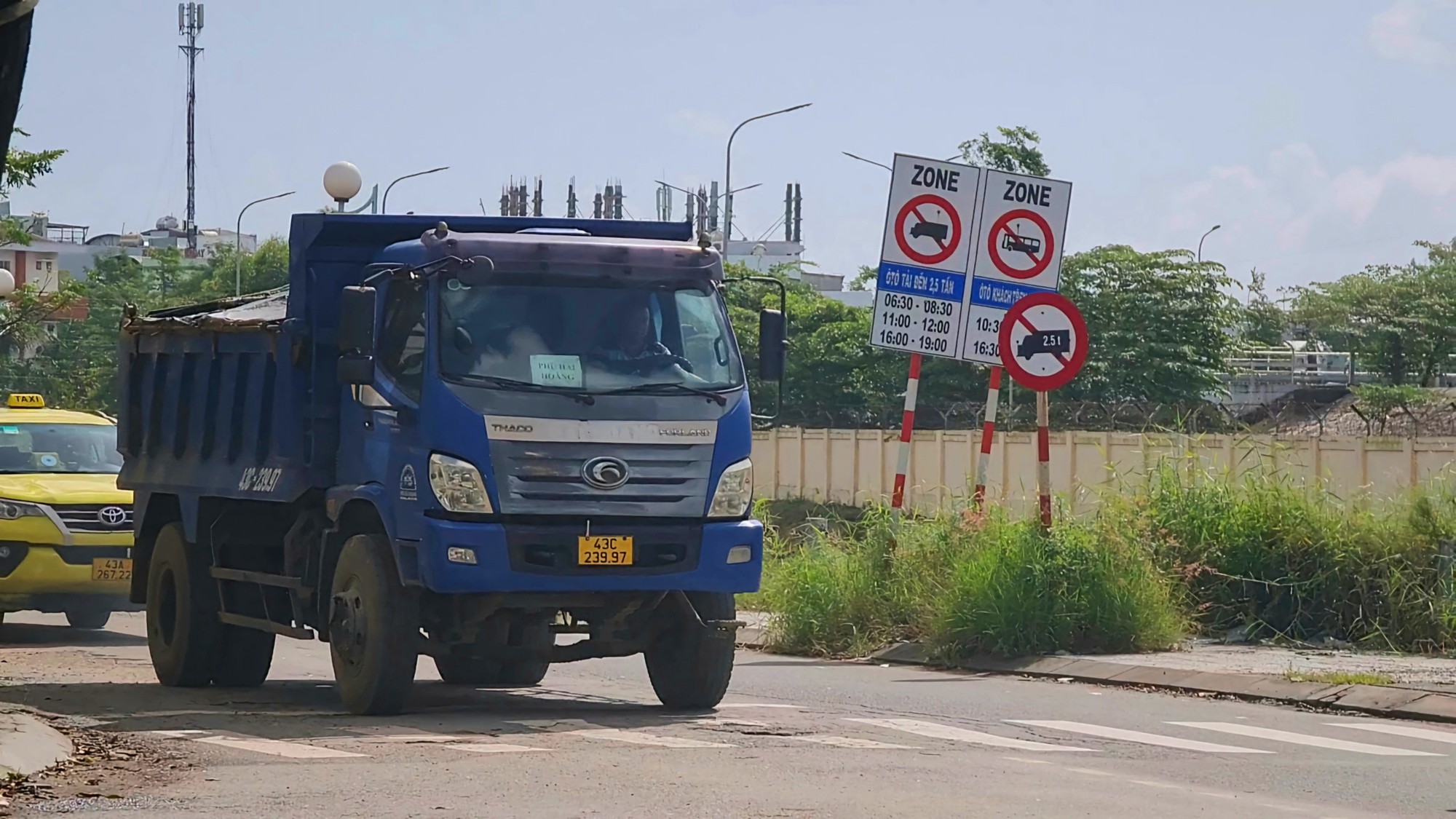 Phớt lờ biển báo, xe tải ồ ạt chạy vào đường cấm ở Đà Nẵng - Ảnh 1.