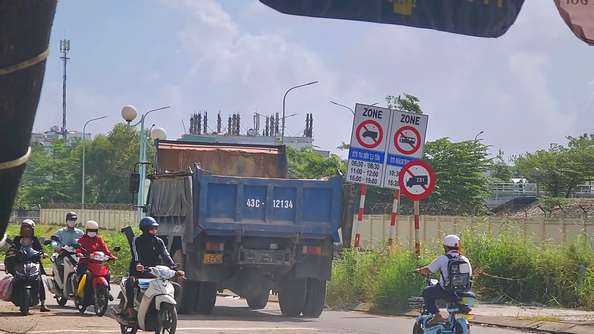 Phớt lờ biển báo, xe tải ồ ạt chạy vào đường cấm ở Đà Nẵng - Ảnh 2.