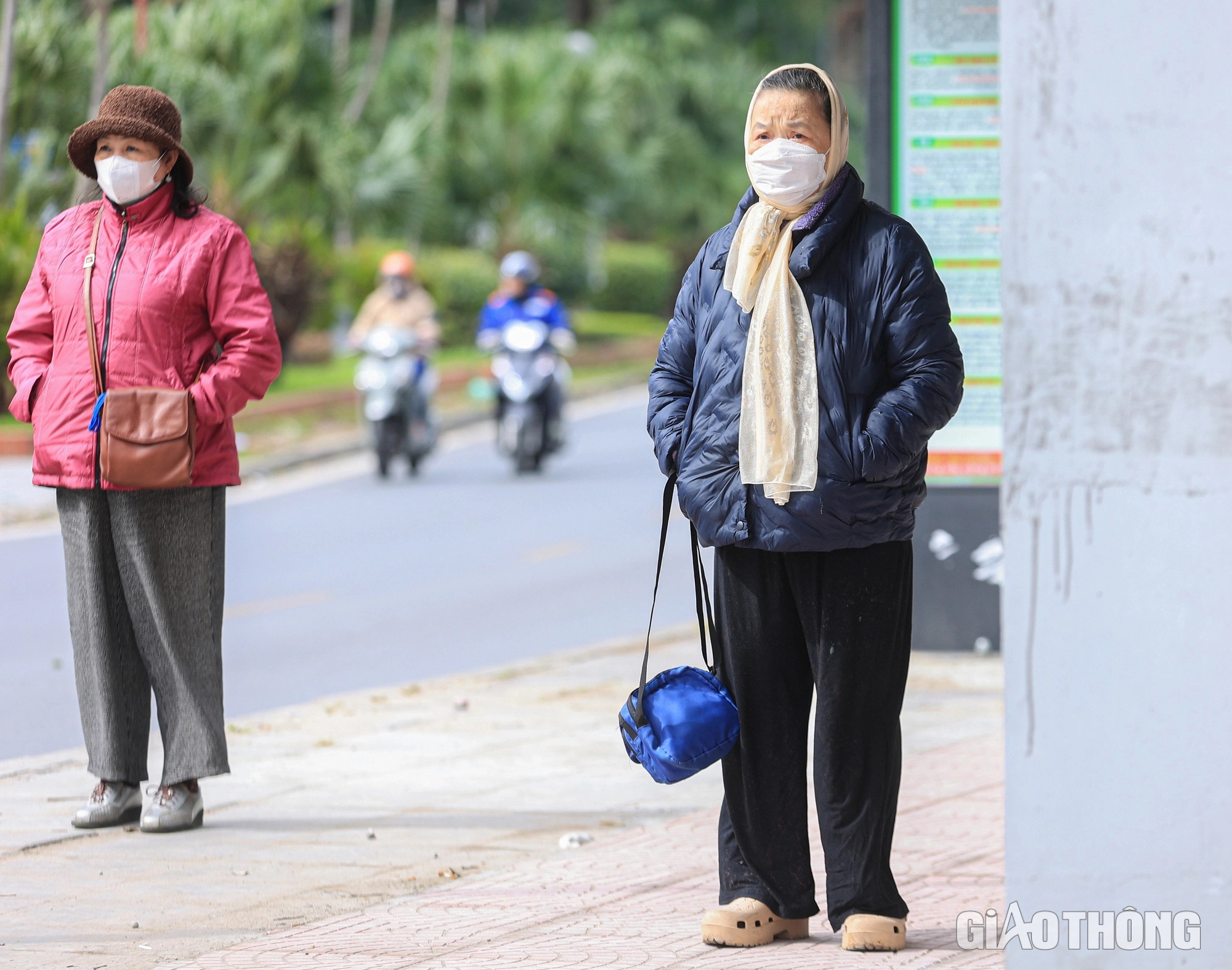 Nhịp sống Hà Nội trong những ngày rét tê tái  - Ảnh 4.