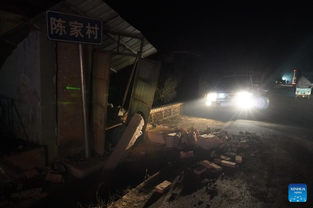 Khung cảnh đổ nát ngổn ngang sau động đất 6,2 độ richter tại Trung Quốc  - Ảnh 6.
