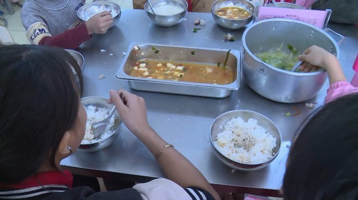 Vụ bớt xén thực phẩm học sinh ở Lào Cai: Bộ GD&ĐT chỉ đạo &quot;nóng&quot; - Ảnh 1.