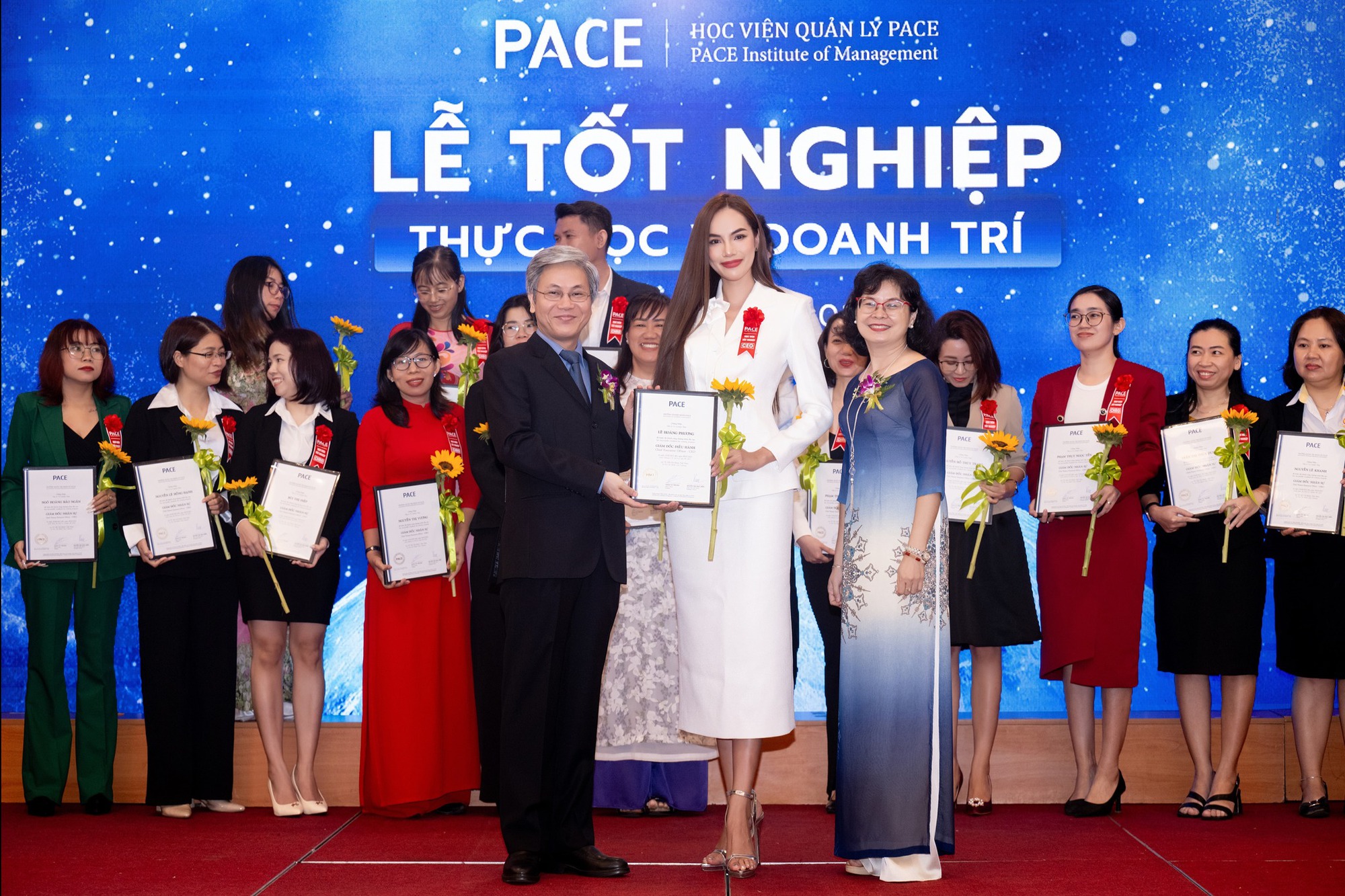 Ngọc Hằng đội vương miện á hậu 2 quốc tế trở về, Lê Hoàng Phương nhận bằng tốt nghiệp  - Ảnh 10.
