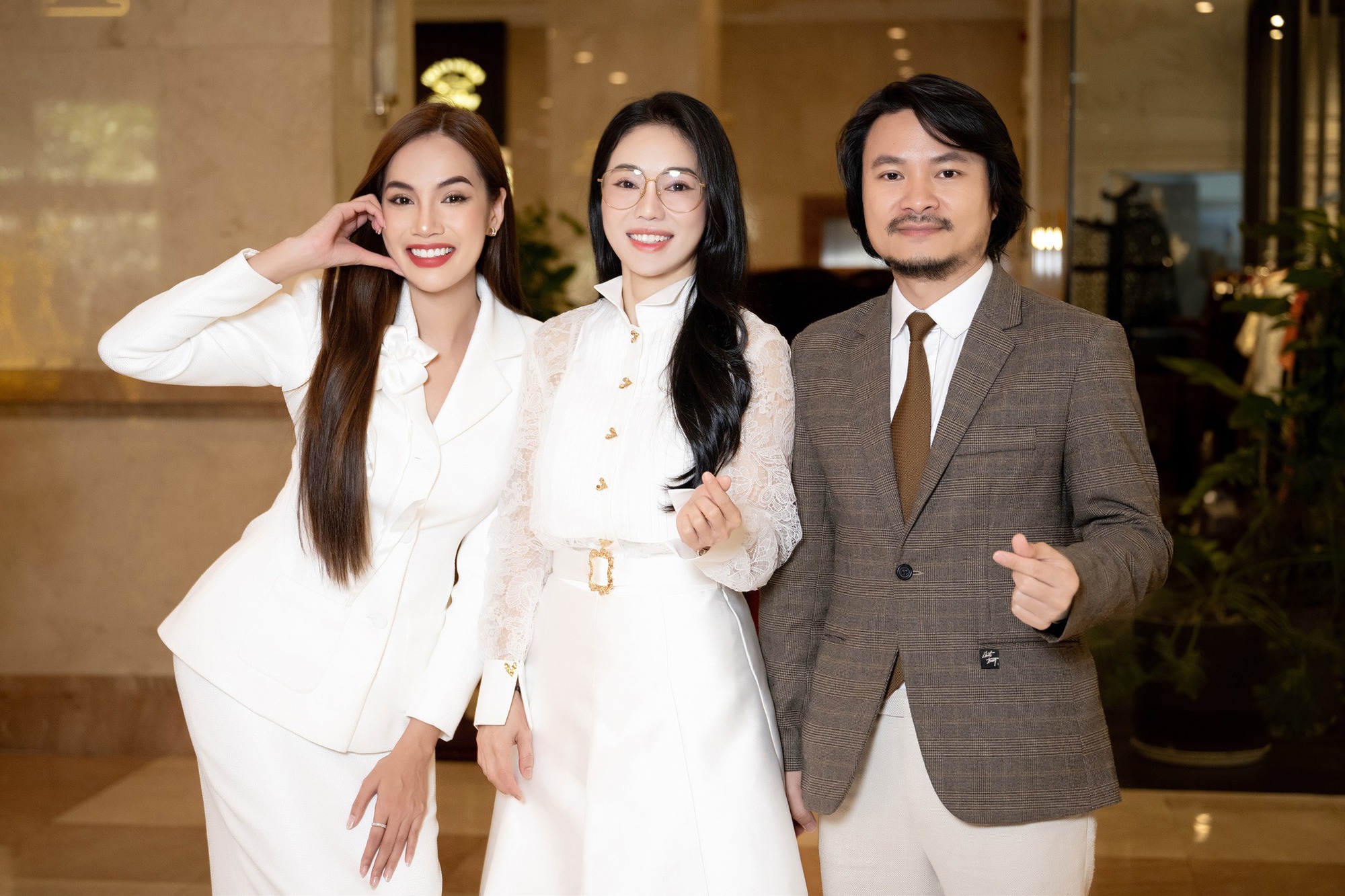 Ngọc Hằng đội vương miện á hậu 2 quốc tế trở về, Lê Hoàng Phương nhận bằng tốt nghiệp  - Ảnh 8.