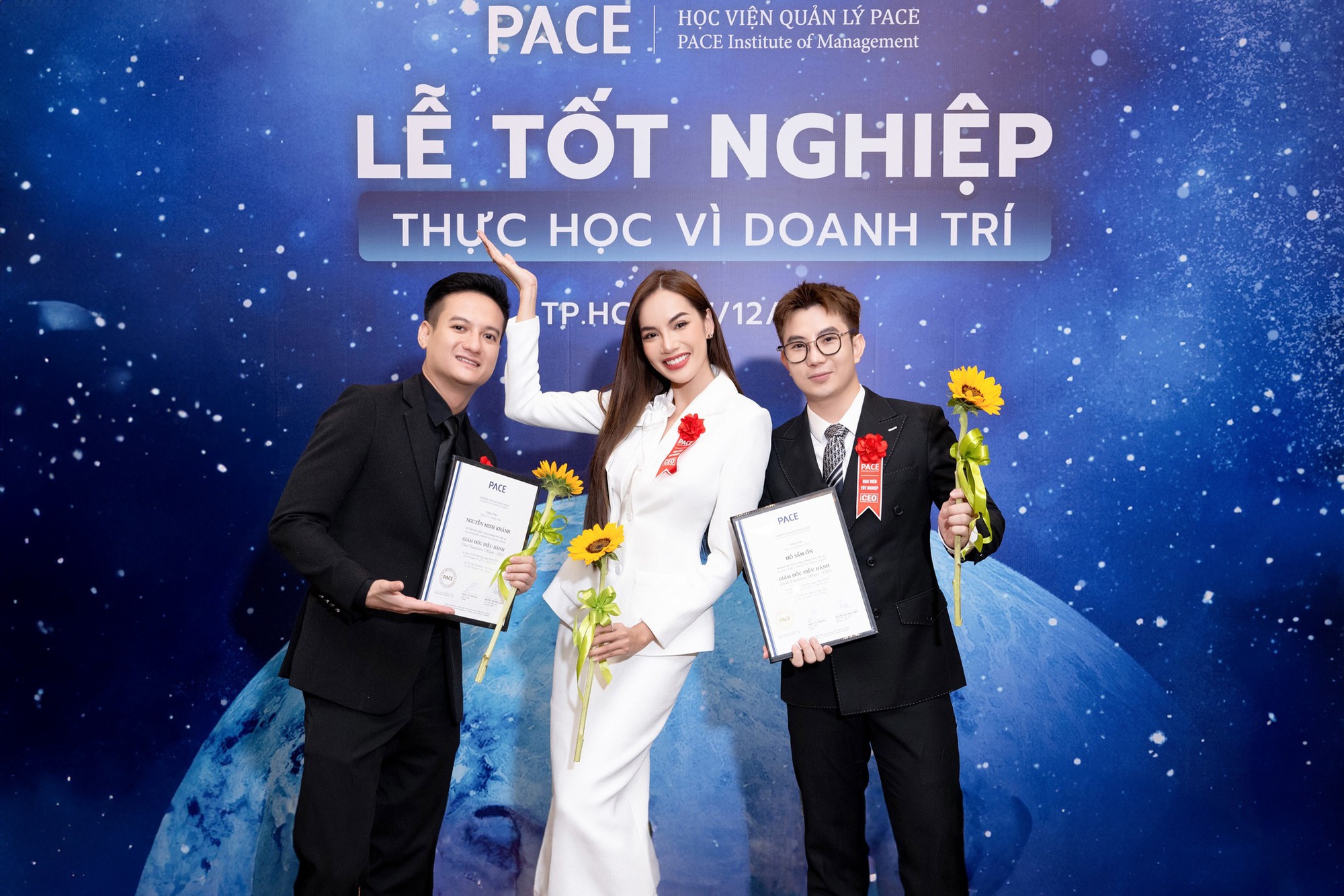 Ngọc Hằng đội vương miện á hậu 2 quốc tế trở về, Lê Hoàng Phương nhận bằng tốt nghiệp  - Ảnh 9.