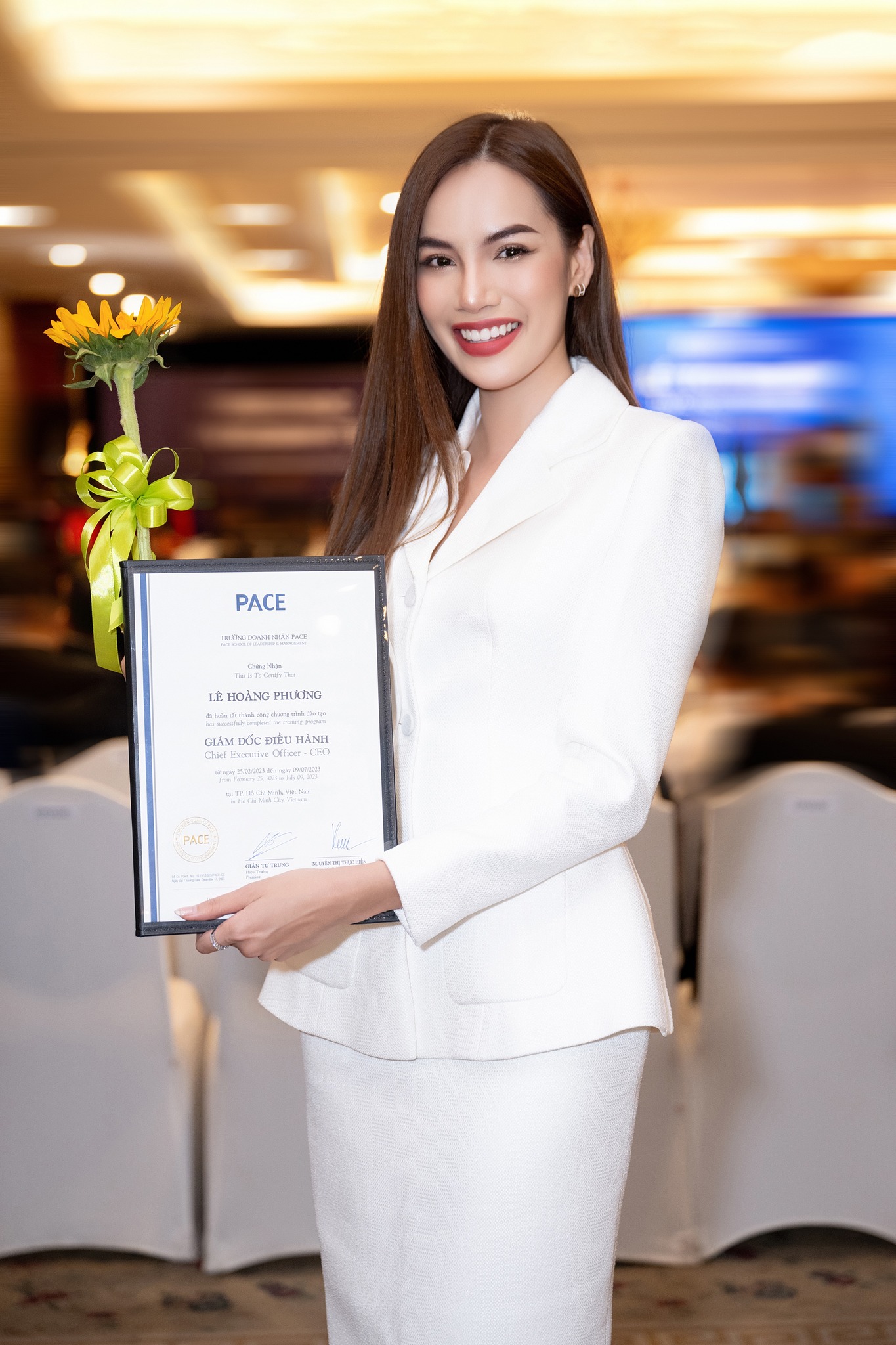 Ngọc Hằng đội vương miện á hậu 2 quốc tế trở về, Lê Hoàng Phương nhận bằng tốt nghiệp  - Ảnh 7.