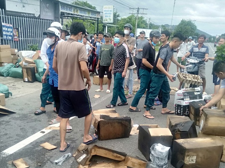 Khánh Hoà: Xe đầu kéo bốc cháy trên quốc lộ 1 - Ảnh 2.