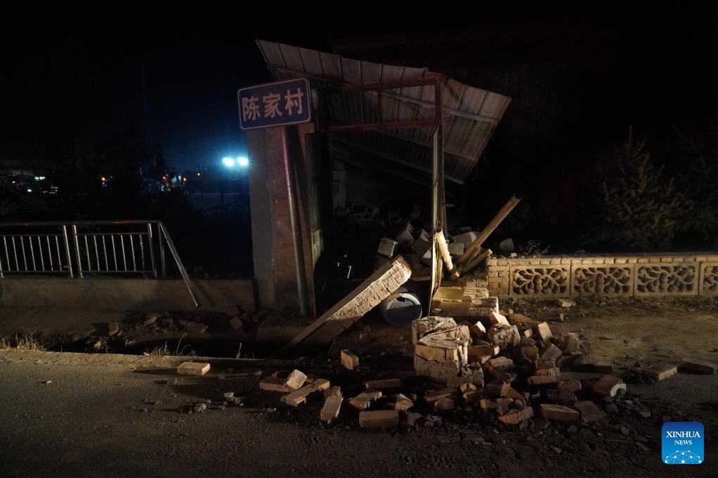 Khung cảnh đổ nát ngổn ngang sau động đất 6,2 độ richter tại Trung Quốc  - Ảnh 4.