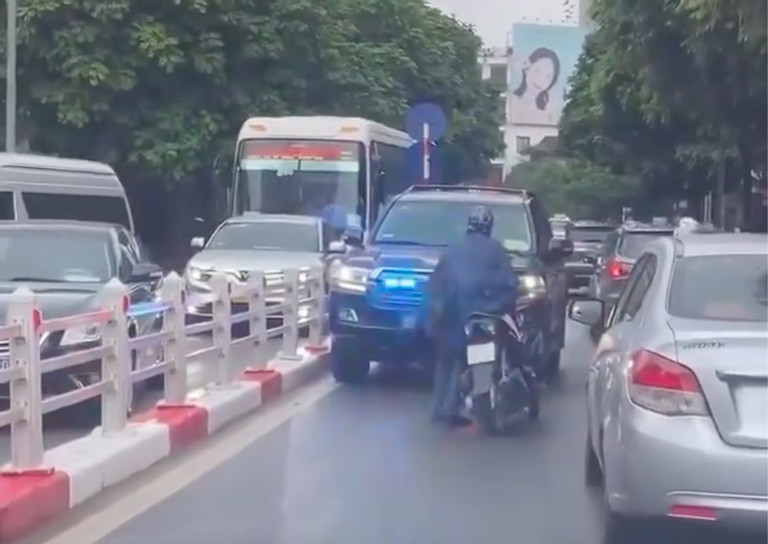 Công an xác minh clip người đàn ông chặn đầu xe biển xanh trên phố ở Hà Nội - Ảnh 2.