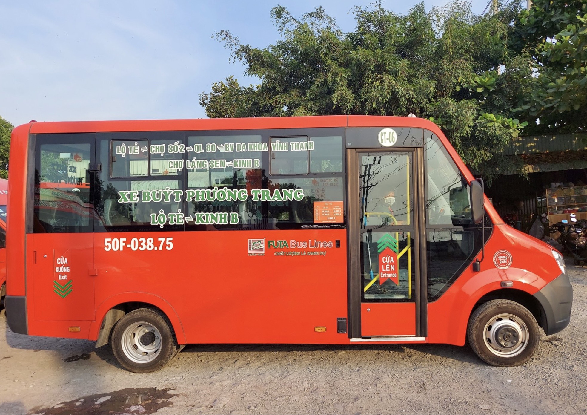 Những chiếc xe buýt nhỏ gọn về tận nông thôn đón trả khách ở Cần Thơ - Ảnh 1.