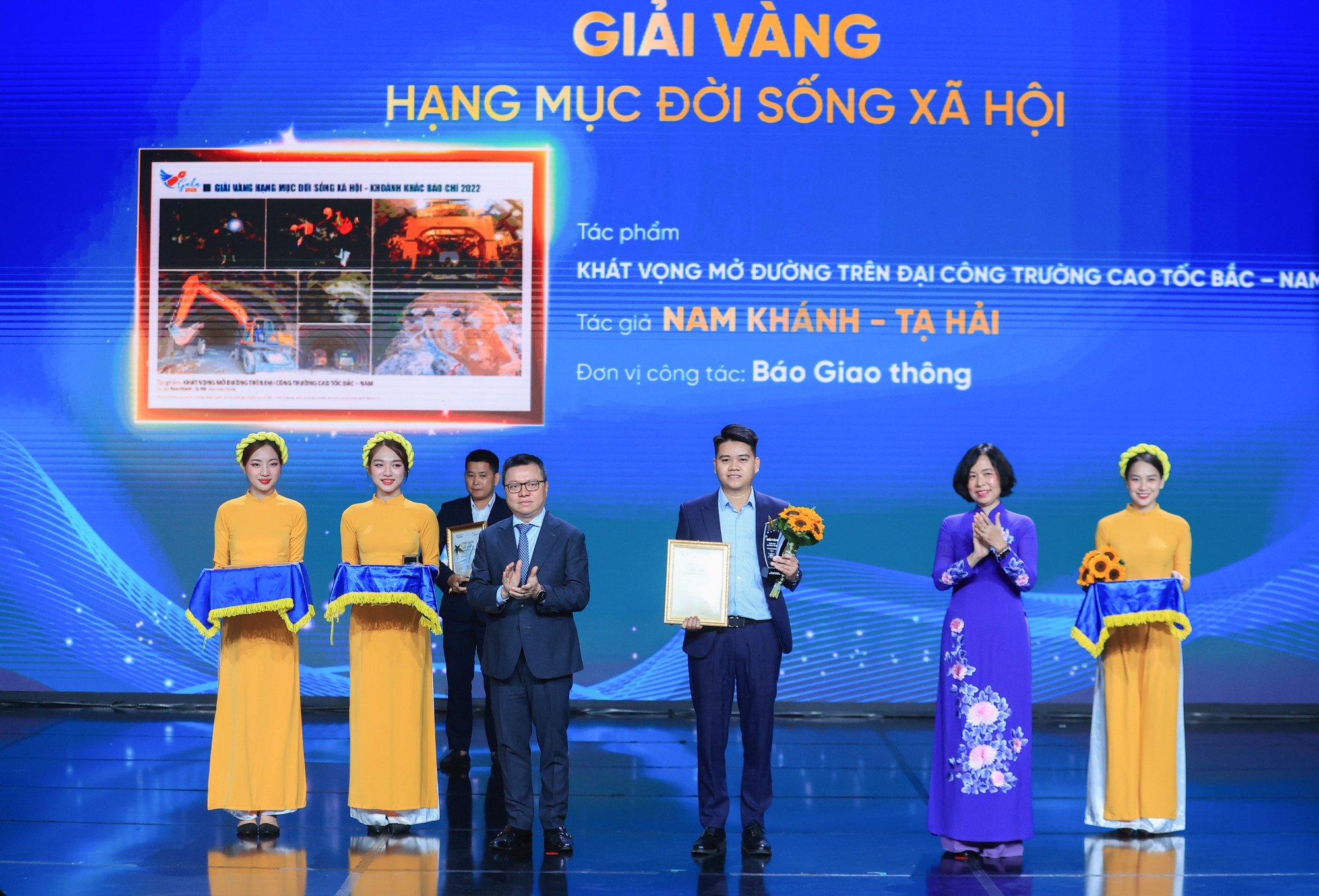 Báo Giao thông đạt giải Vàng &quot;Khoảnh khắc báo chí 2022&quot; - Ảnh 1.