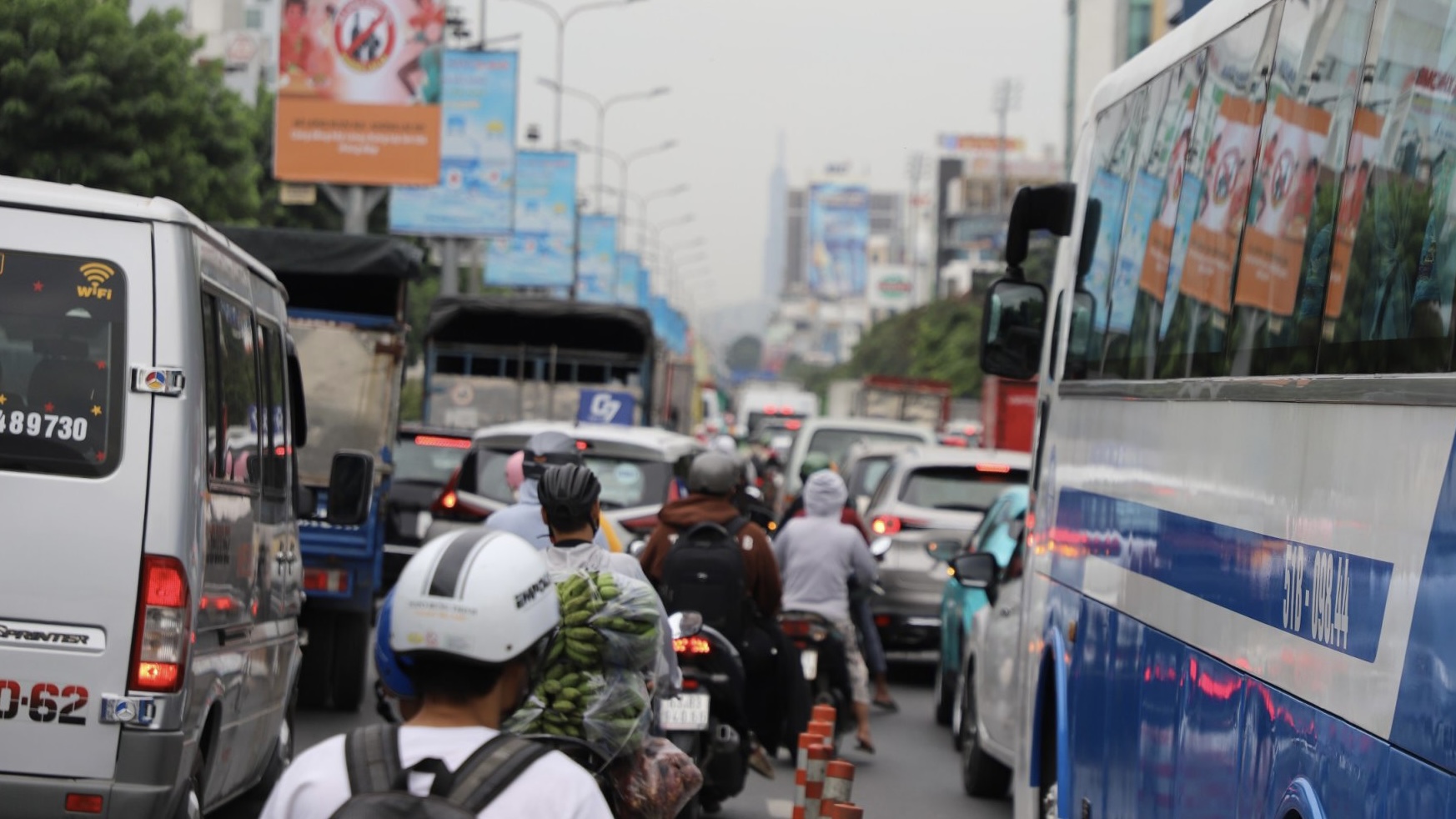 Ngày cuối tuần vã mồ hôi ở tuyến đường cửa ngõ Tân Sơn Nhất  - Ảnh 3.