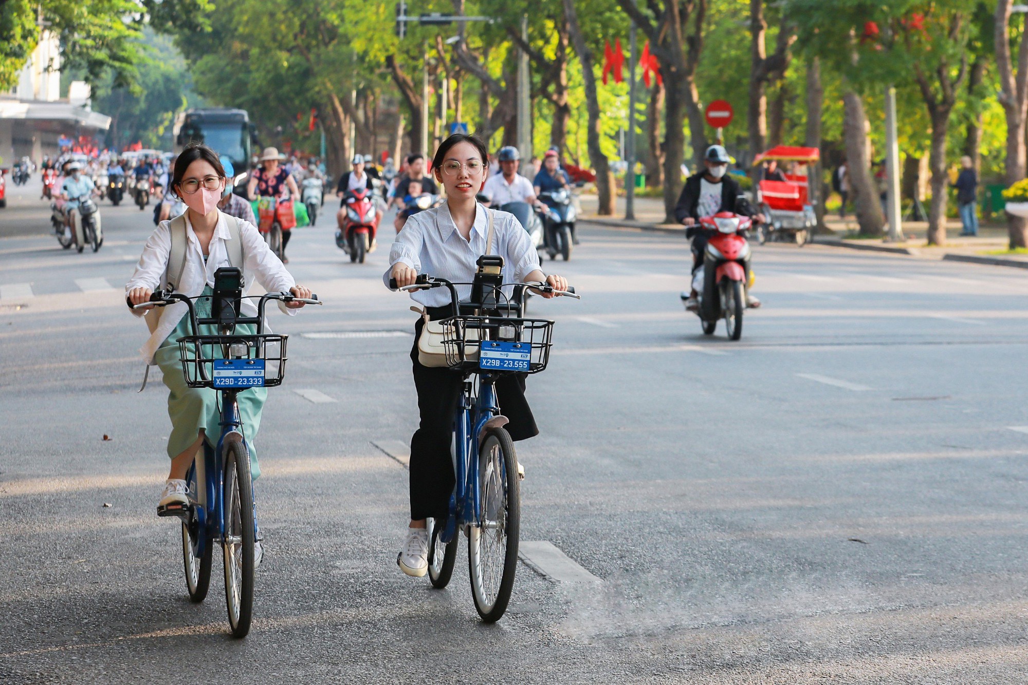 Xe đạp công cộng mang lại nhiều lợi ích cho giao thông, môi trường - Ảnh 1.