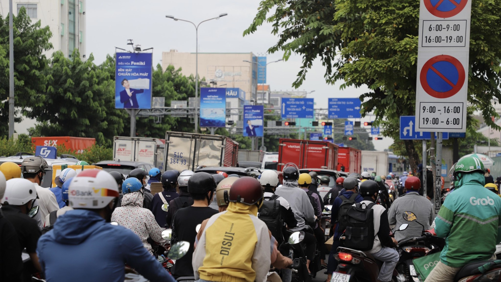 Ngày cuối tuần vã mồ hôi ở tuyến đường cửa ngõ Tân Sơn Nhất  - Ảnh 4.