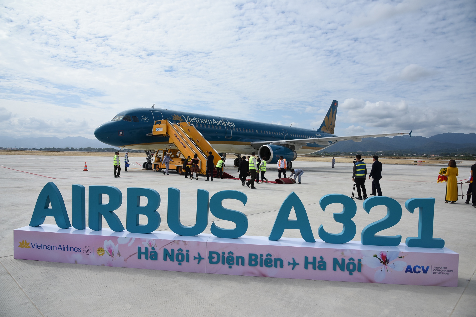 Những hành khách đầu tiên &quot;xông đất&quot; sân bay Điện Biên mới - Ảnh 2.