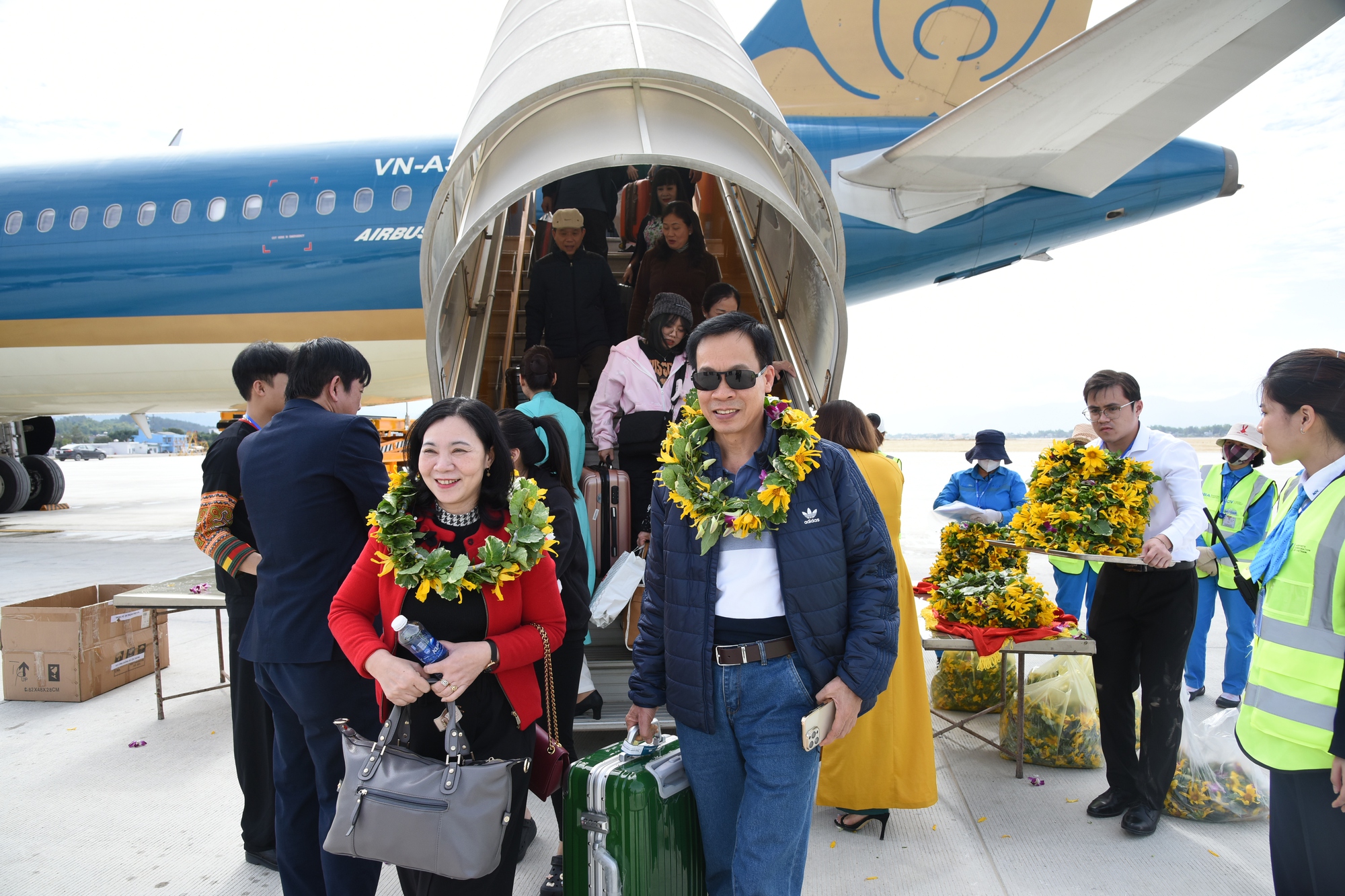 Những hành khách đầu tiên &quot;xông đất&quot; sân bay Điện Biên mới - Ảnh 3.