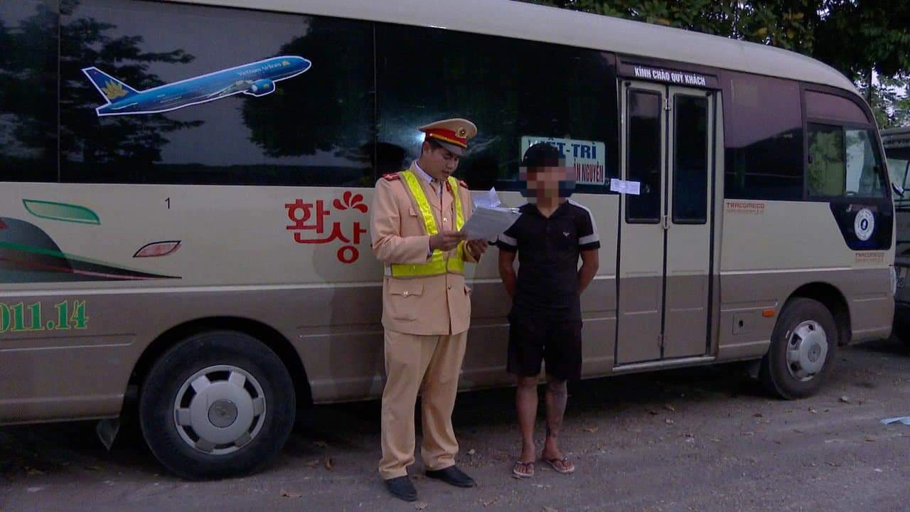 Phú Thọ: Nam thanh niên 16 tuổi vô tư điều khiển xe khách trên quốc lộ 32C  - Ảnh 1.