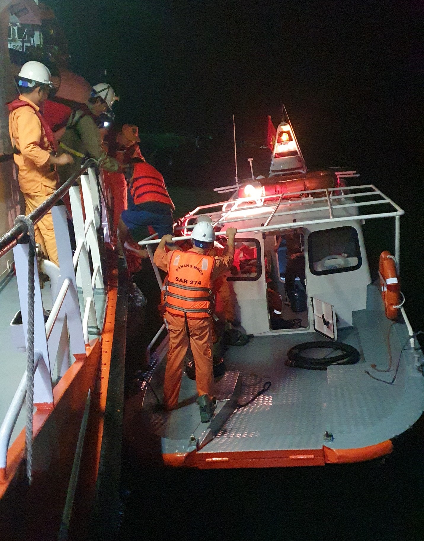 Tàu hàng bị nạn trong đêm, 9 thuyền viên kêu cứu - Ảnh 2.