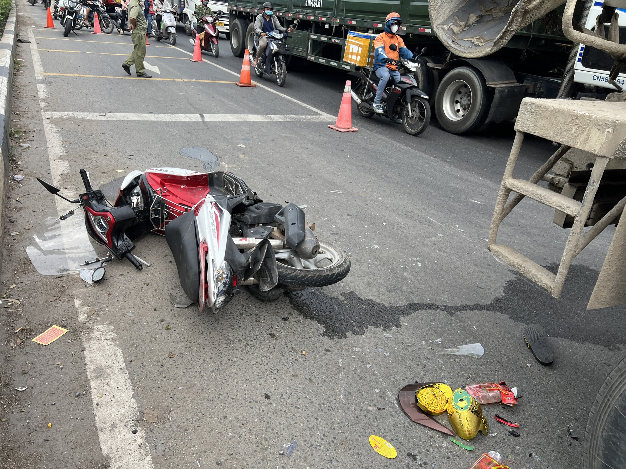 Xe bồn tông nhóm người đang chờ đèn đỏ, một người bị cán nát chân, nhiều xe máy hư hỏng - Ảnh 4.