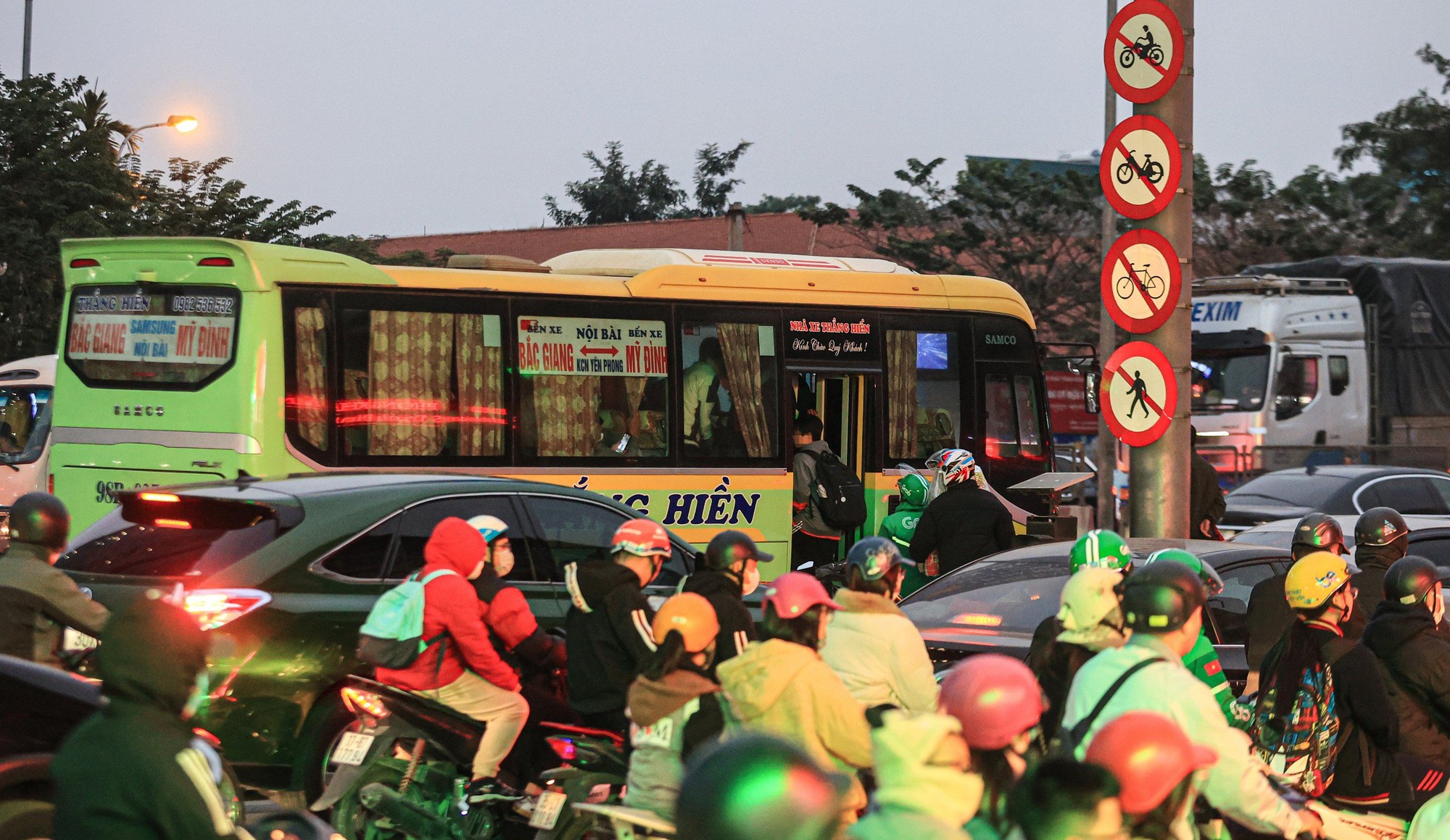 Liên ngành Hà Nội mạnh tay xử lý xe khách trên đường Phạm Hùng, Phạm Văn Đồng - Ảnh 12.