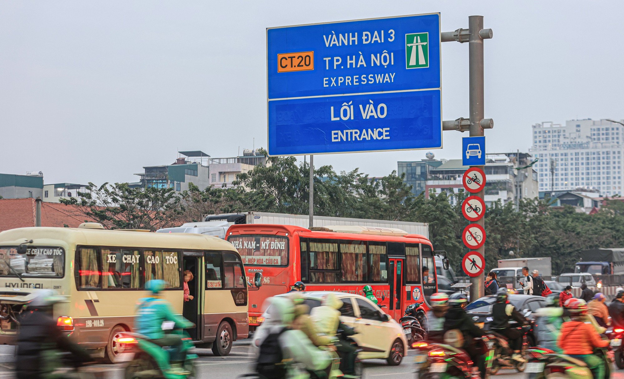 Liên ngành Hà Nội mạnh tay xử lý xe khách trên đường Phạm Hùng, Phạm Văn Đồng - Ảnh 10.