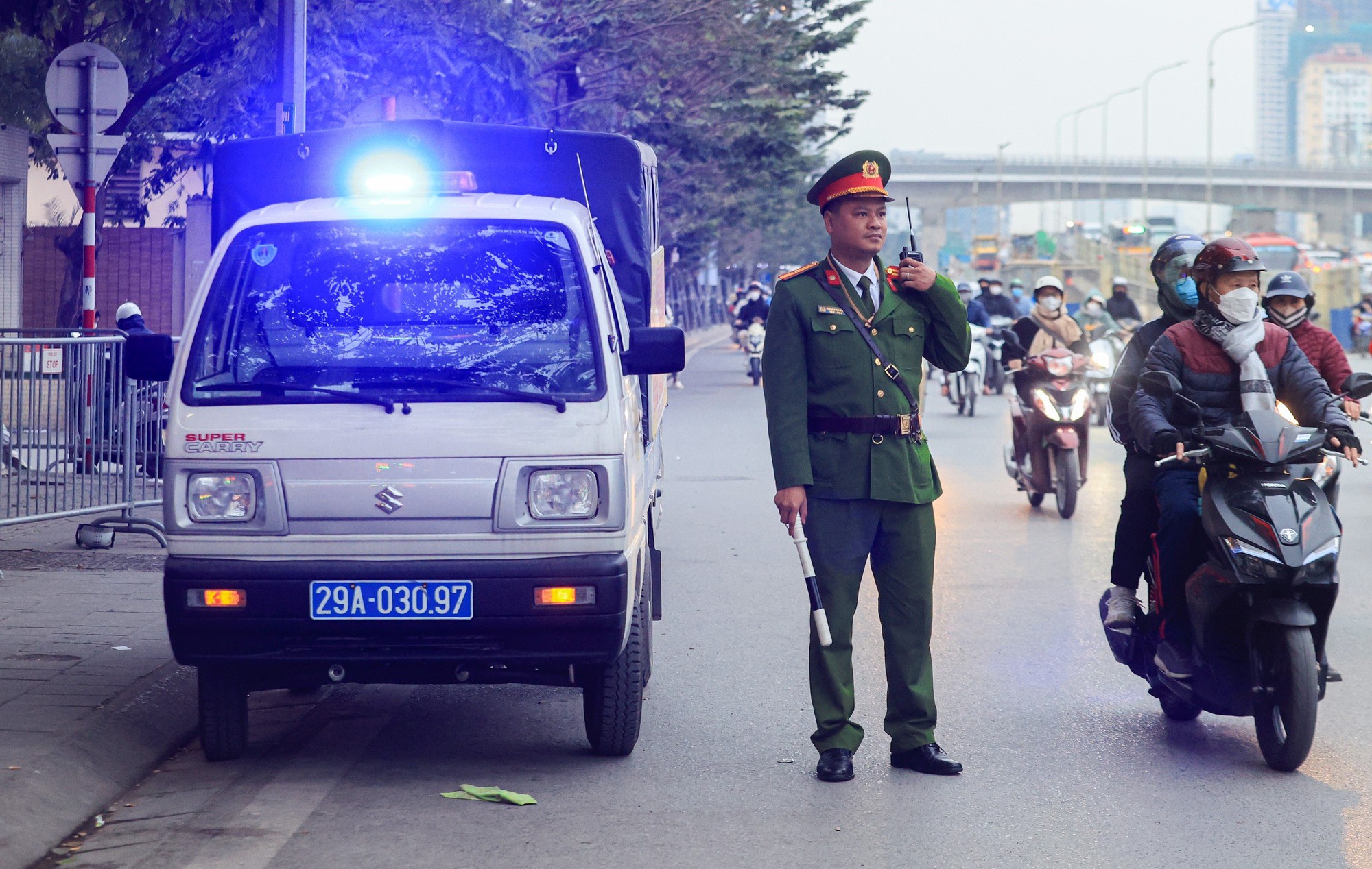 Liên ngành Hà Nội mạnh tay xử lý xe khách trên đường Phạm Hùng, Phạm Văn Đồng - Ảnh 8.