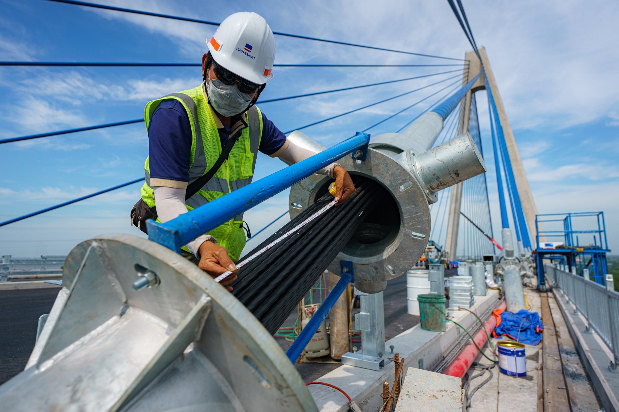 Các công đoạn căng cáp dây văng được các kỹ sư Việt Nam kiểm tra, cập nhật những thông số liên tục. Ảnh: Chí Hùng