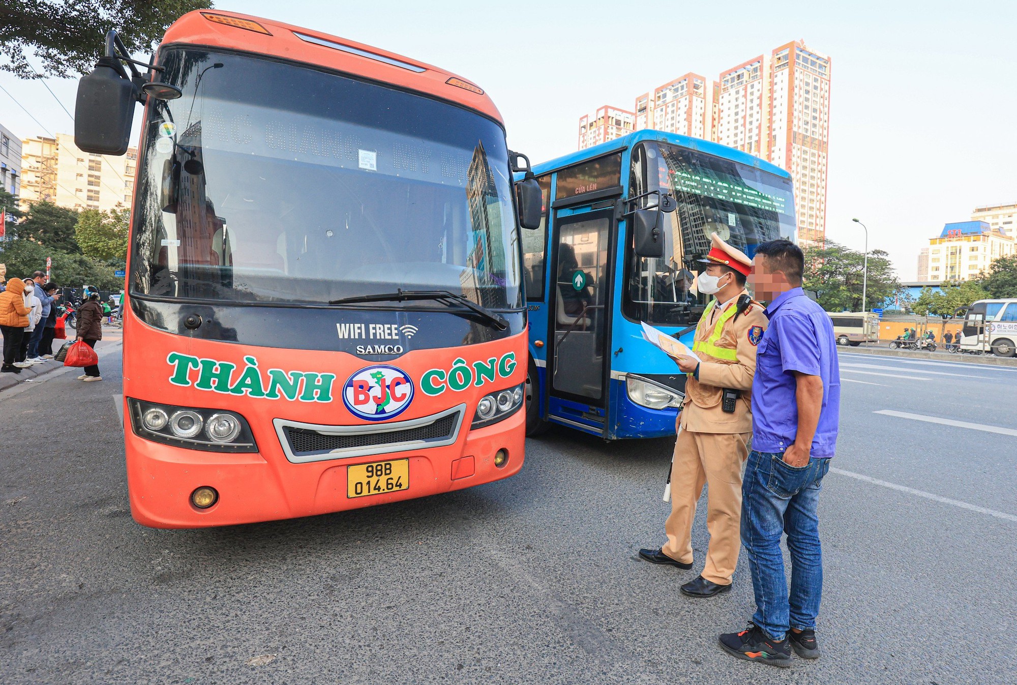 Liên ngành Hà Nội mạnh tay xử lý xe khách trên đường Phạm Hùng, Phạm Văn Đồng - Ảnh 4.