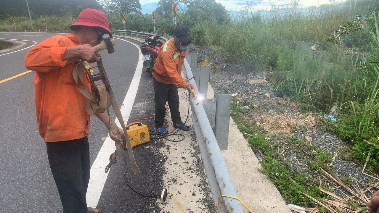 Thiết bị hộ lan quốc lộ 27C ở Khánh Hoà liên tục bị tháo trộm - Ảnh 1.
