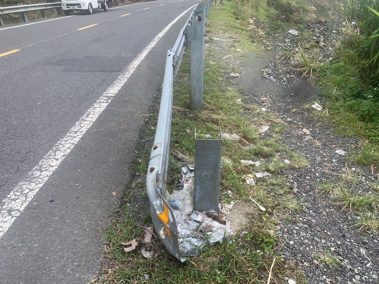 Thiết bị hộ lan quốc lộ 27C ở Khánh Hoà liên tục bị tháo trộm - Ảnh 2.