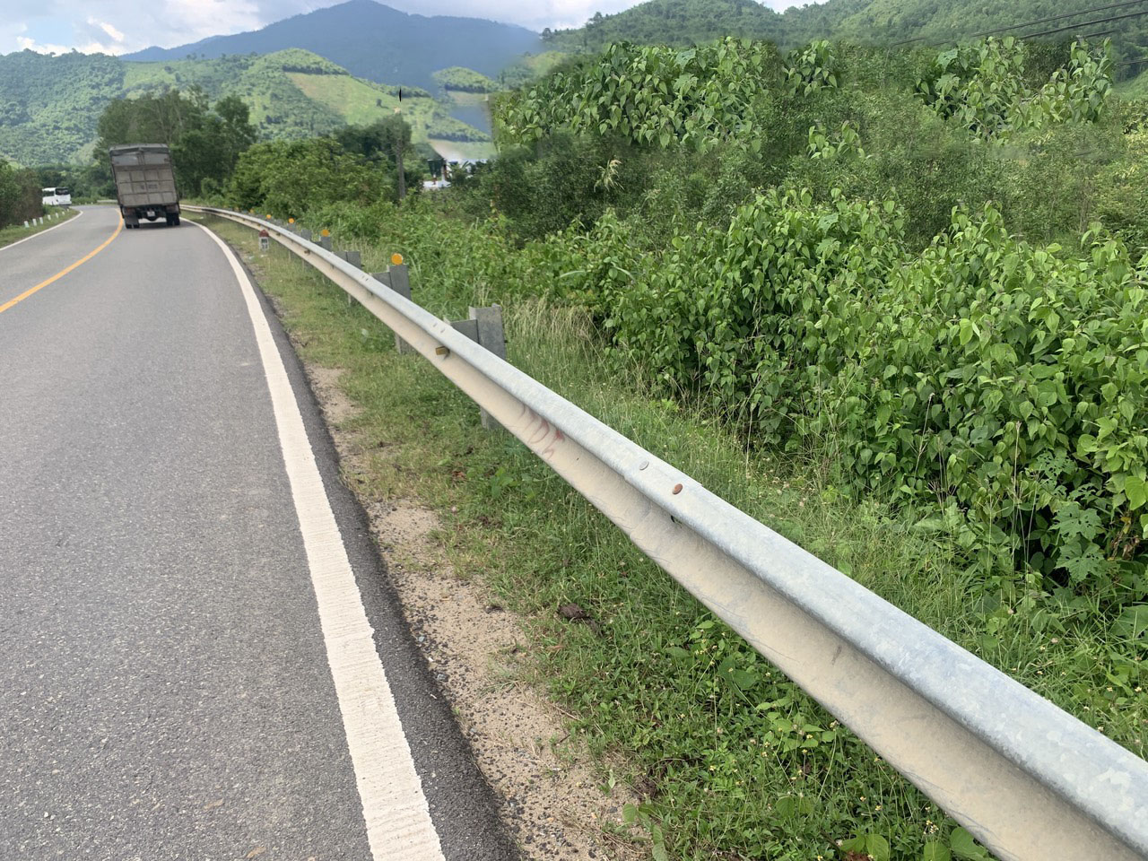 Thiết bị hộ lan quốc lộ 27C ở Khánh Hoà liên tục bị tháo trộm - Ảnh 3.