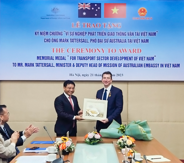 Bộ GTVT trao tặng Phó đại sứ Australia Kỷ niệm chương - Ảnh 1.