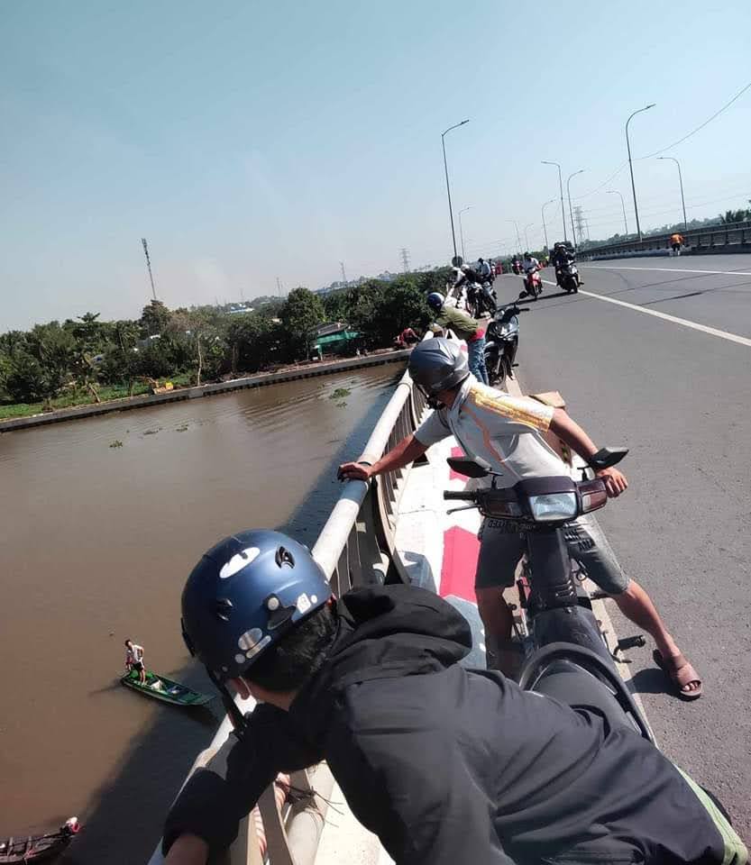  Nam thanh niên bỏ lại xe máy trên cầu Tân An, nhảy xuống sông mất tích - Ảnh 1.