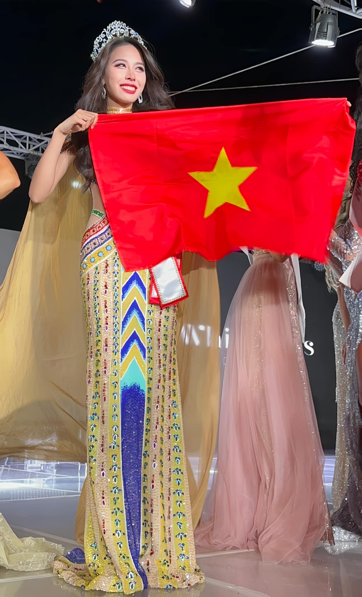 Một năm bội thu thành tích quốc tế của hoa hậu, á hậu nhà Sen Vàng - Ảnh 2.
