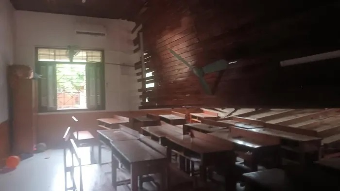 Nghệ An: Sập trần gỗ trường học, nhiều học sinh phải nhập viện - Ảnh 2.