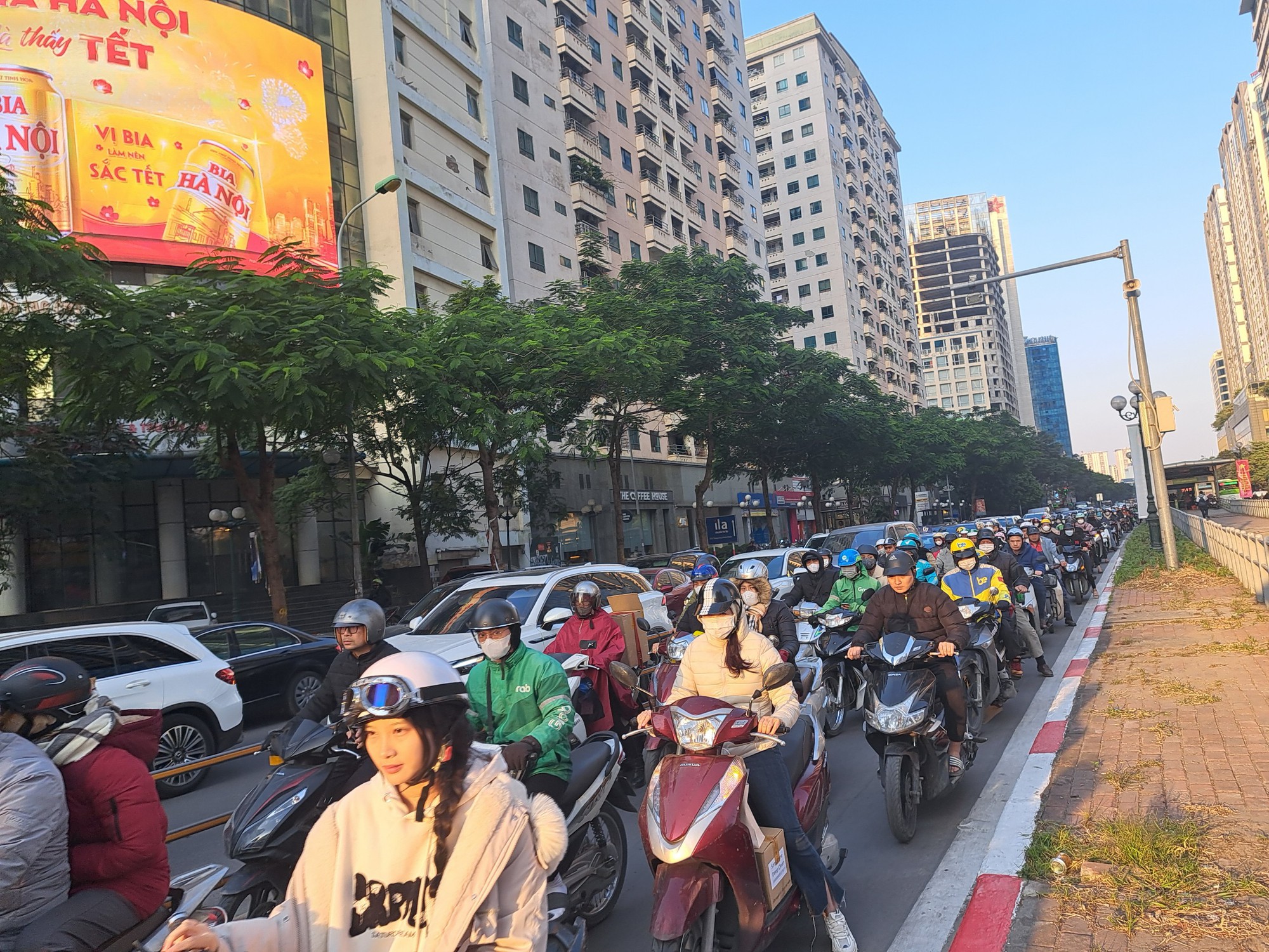 Rừng phương tiện ồ ạt đi vào làn BRT vì nghĩ Hà Nội bỏ làn đường riêng - Ảnh 2.