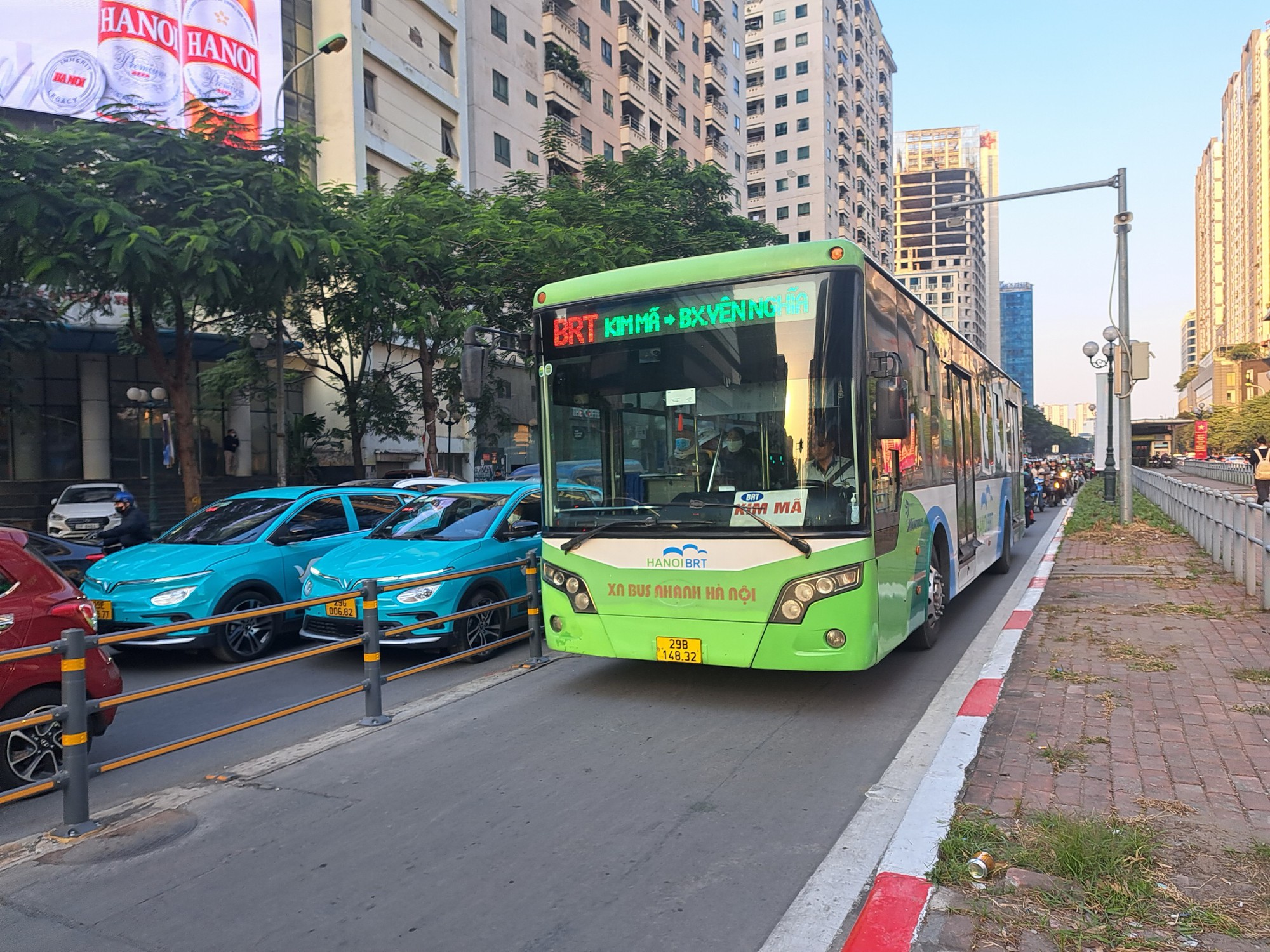 Rừng phương tiện ồ ạt đi vào làn BRT vì nghĩ Hà Nội bỏ làn đường riêng - Ảnh 4.
